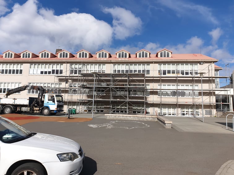 Vinnupallar við Langholtsskóla.